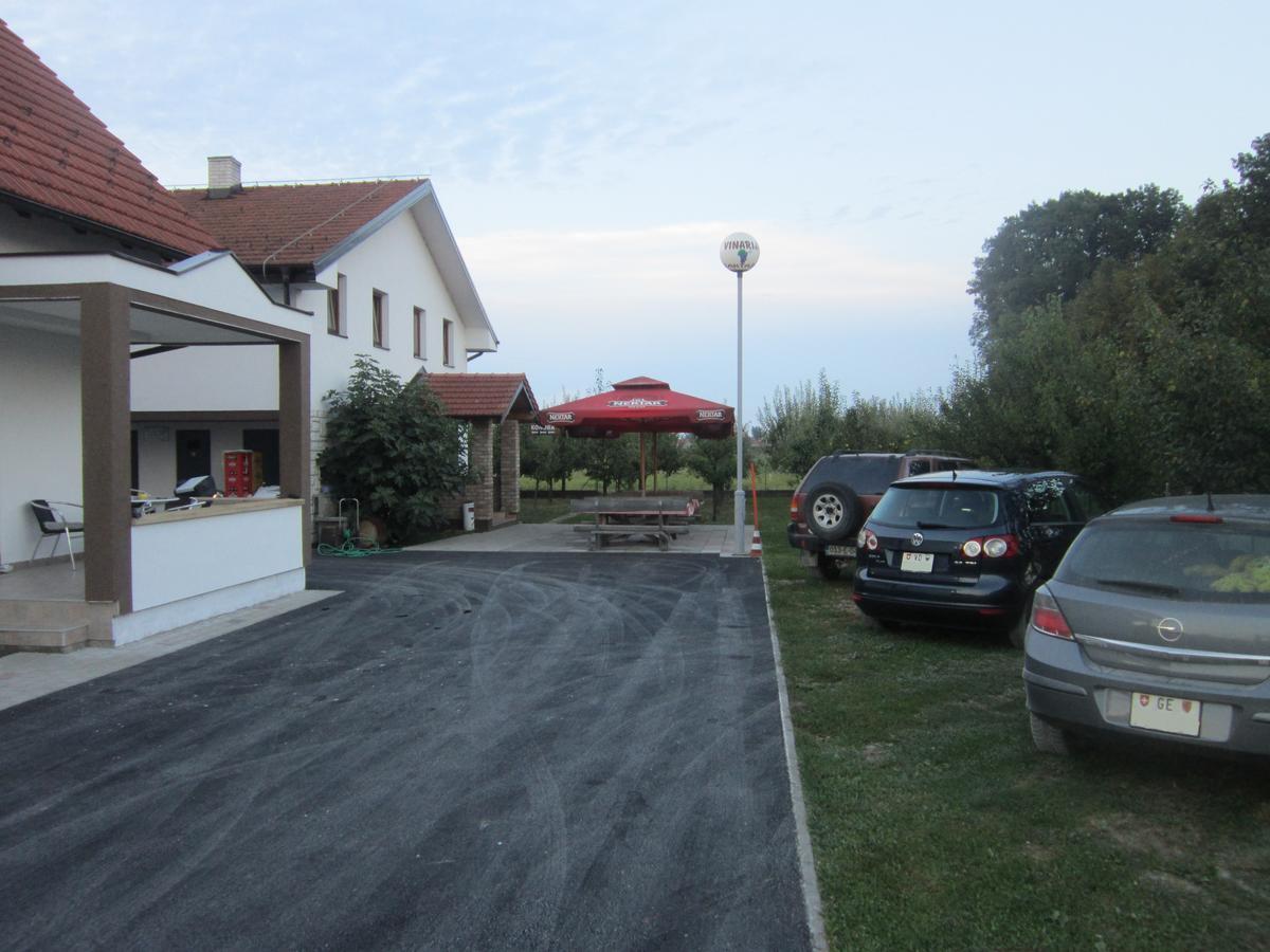Pansion Laktaši Hostel Bagian luar foto